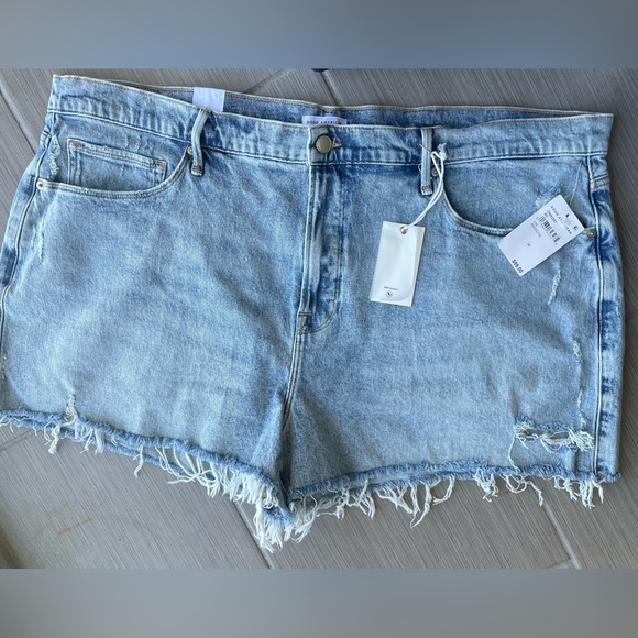 COPY - Good American - NWT | Distressed Light Wash Denim Shorts - Size 20 - Picture 1 of 8